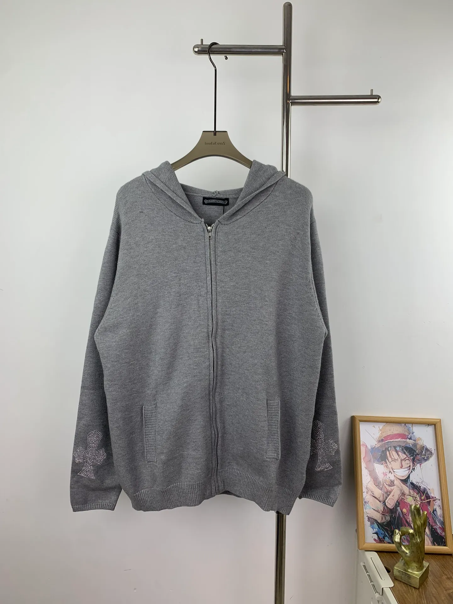P320 💰Model number M8 chrome hearts ch Chrome hearts cross classic heavy-duty hot-drilled zipper sweater knitted sweater hooded jacket There is no such coat in the wardrobe. Winter is a waste. There is no such versatile coat. If you are tired of choosing styles, choose it! You will never go wrong! If you need a coat, choose it! It will never fall over! Compared with the bloat of sweatshirts, sweater jackets are more suitable for people with various body types. Thin people wear a larger size and are looser and taller. Fat people wear it to look slimmer. Successful weight loss in situ. The super hot-selling sweater that is sold out in physical stores and is hard to find is here! Complete! No! Pick! People! Easily manage a large, beautiful, and useless size. Size: S M L
